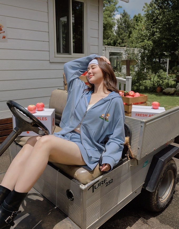 【DINOTAENG】Sweat Shorts With Daisy Graphic & Elastic Waistband