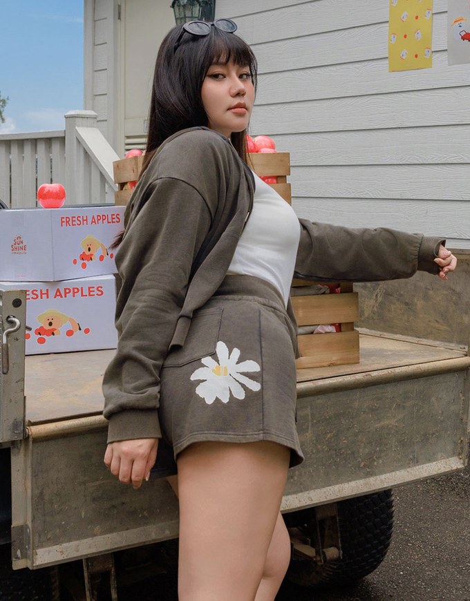 【DINOTAENG】Sweat Shorts With Daisy Graphic & Elastic Waistband