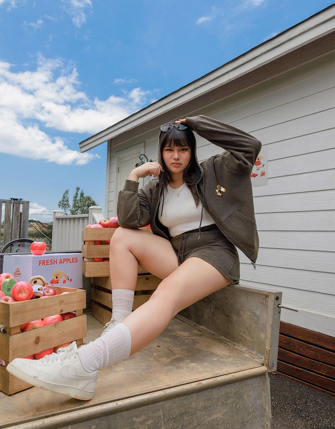【DINOTAENG】Sweat Shorts With Daisy Graphic & Elastic Waistband