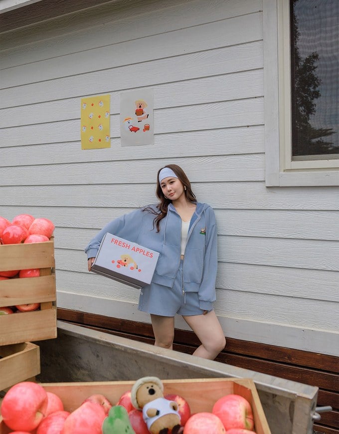 【DINOTAENG】Graphic Zip-Up Hoodie