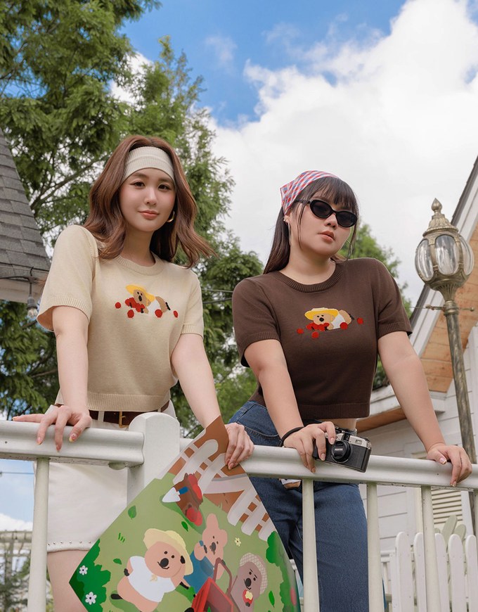 【DINOTAENG】Graphic Short Sleeve Knit Crop Top