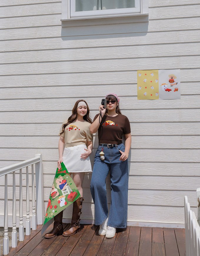 【DINOTAENG】Graphic Short Sleeve Knit Crop Top