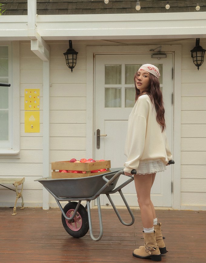 【DINOTAENG】Fluffy Embroidery Graphic Sweatshirt