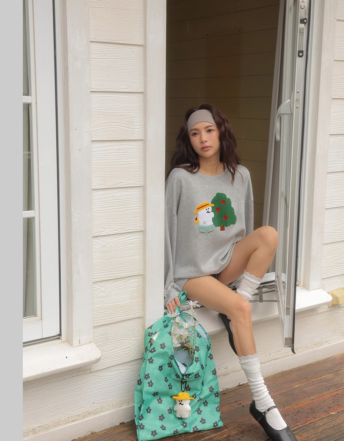 【DINOTAENG】Fluffy Embroidery Graphic Sweatshirt