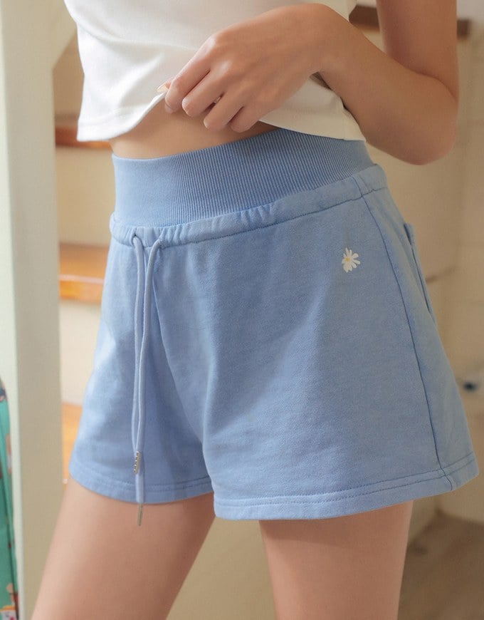 【DINOTAENG】Sweat Shorts With Daisy Graphic & Elastic Waistband
