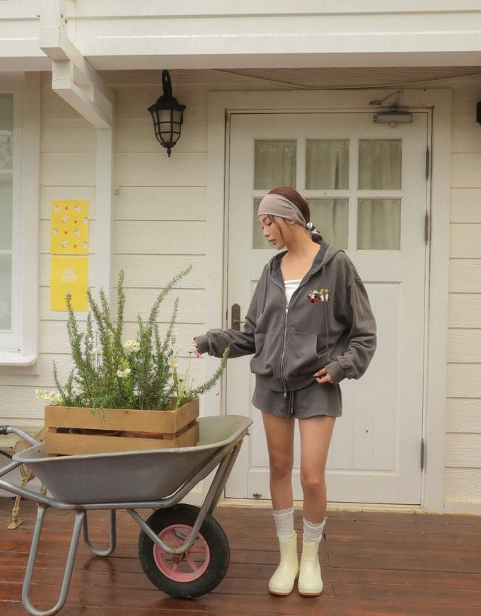 【DINOTAENG】Sweat Shorts With Daisy Graphic & Elastic Waistband