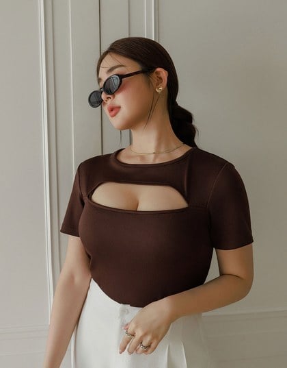 Front Cut Out Detail Fitted Knit Padded Top