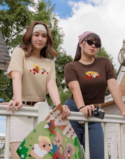 【DINOTAENG】Graphic Short Sleeve Knit Crop Top