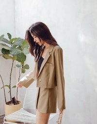 Edgy Smart Single-Button Crop Blazer(With shoulder pads)