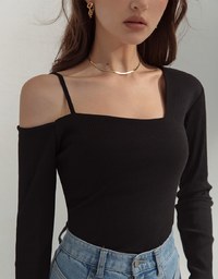 Iconic Asymmetrical One-Sholder Knit Top