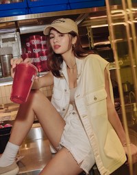Très Chic Stitching Double Pocket Buttoned Vest