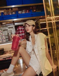 Très Chic Stitching Double Pocket Buttoned Vest