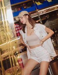 Très Chic Stitching Double Pocket Buttoned Vest
