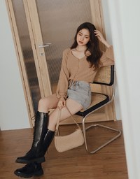 Minimal Chic V-Neck Embossed West-Tie Top