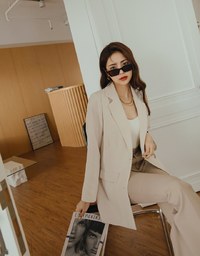 Vigorous Back-Slit Suit Blazer(With Detachable Shoulder Pads)