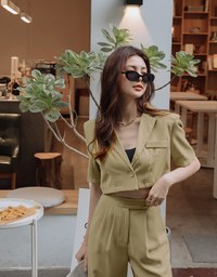 Vigorous Crossover Back-Slit Crop Blazer (With Shoulder Pads)