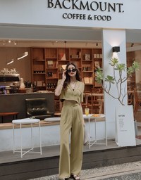 Vigorous Crossover Back-Slit Crop Blazer (With Shoulder Pads)