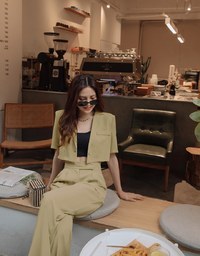 Vigorous Crossover Back-Slit Crop Blazer (With Shoulder Pads)