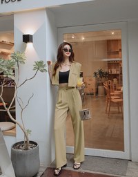 Vigorous Crossover Back-Slit Crop Blazer (With Shoulder Pads)