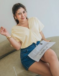 V-Neck Shoulder Gripping Pleats Under The Draw Tied Button Fastening Top