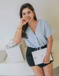 V-Neck Shoulder Gripping Pleats Under The Draw Tied Button Fastening Top