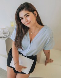 V-Neck Shoulder Gripping Pleats Under The Draw Tied Button Fastening Top