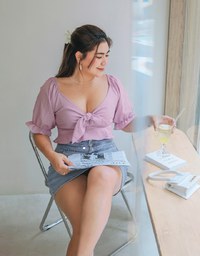 Fine Checkered Front Knot Puff Sleeve Crop Top