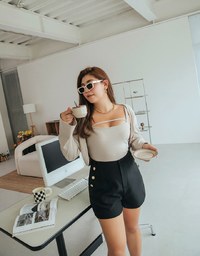 Enhanced Side Button Elastic Shorts