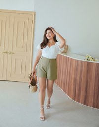 Enhanced Side Button Elastic Shorts