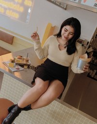 Overlapping Curved Slit Tweed Skirt
