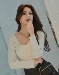 【Porima' Picks】Small V High Waisted Slim Faux Leather Shorts