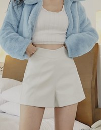 【Porima' Picks】Small V High Waisted Slim Faux Leather Shorts