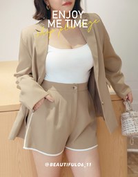 Minimalistic Two-Tone Short