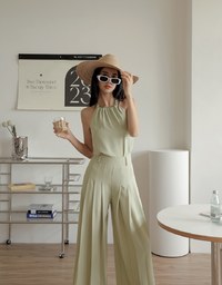 Detailing Pleated Wide Pants