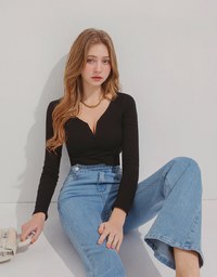 Small V Low-Cut Long-Sleeved Knit Top