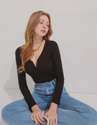 Small V Low-Cut Long-Sleeved Knit Top