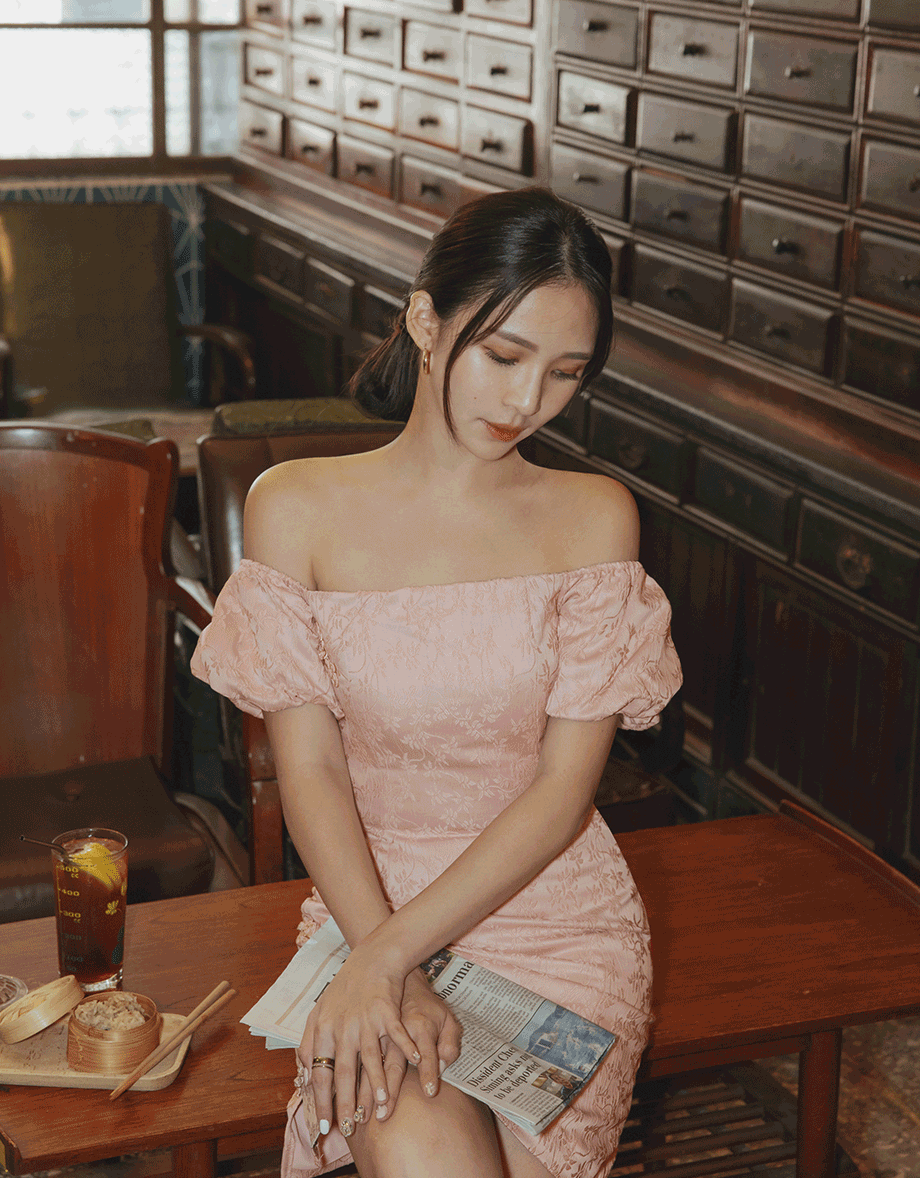 【Elecher's Design】Qipao DRESS 2WAY Embossed Off Shoulder Puff Sleeves Short Cheongsam Dress (with padding)