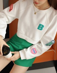 【Benefit】Embroidered Patch On Cropped Sweatshirt Top