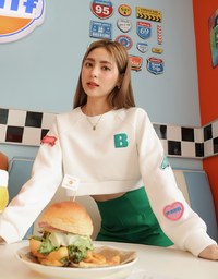 【Benefit】Embroidered Patch On Cropped Sweatshirt Top