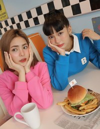 【Benefit】Embroidered Patch On Cropped Sweatshirt Top