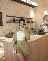 Minimalistic Two-Tone Short