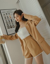 Minimalistic Two-Tone Short