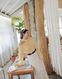 Off Shoulder Knit Long Sleeved Top