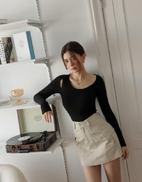 Sloping Shoulder Hollow Top (With Padding)