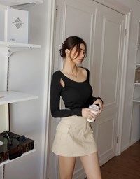 Sloping Shoulder Hollow Top (With Padding)