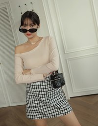 Sloping Shoulder Smooth Long Sleeve Top (With Padding)