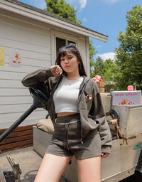 【DINOTAENG】Sweat Shorts With Daisy Graphic & Elastic Waistband