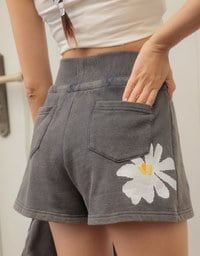 【DINOTAENG】Sweat Shorts With Daisy Graphic & Elastic Waistband