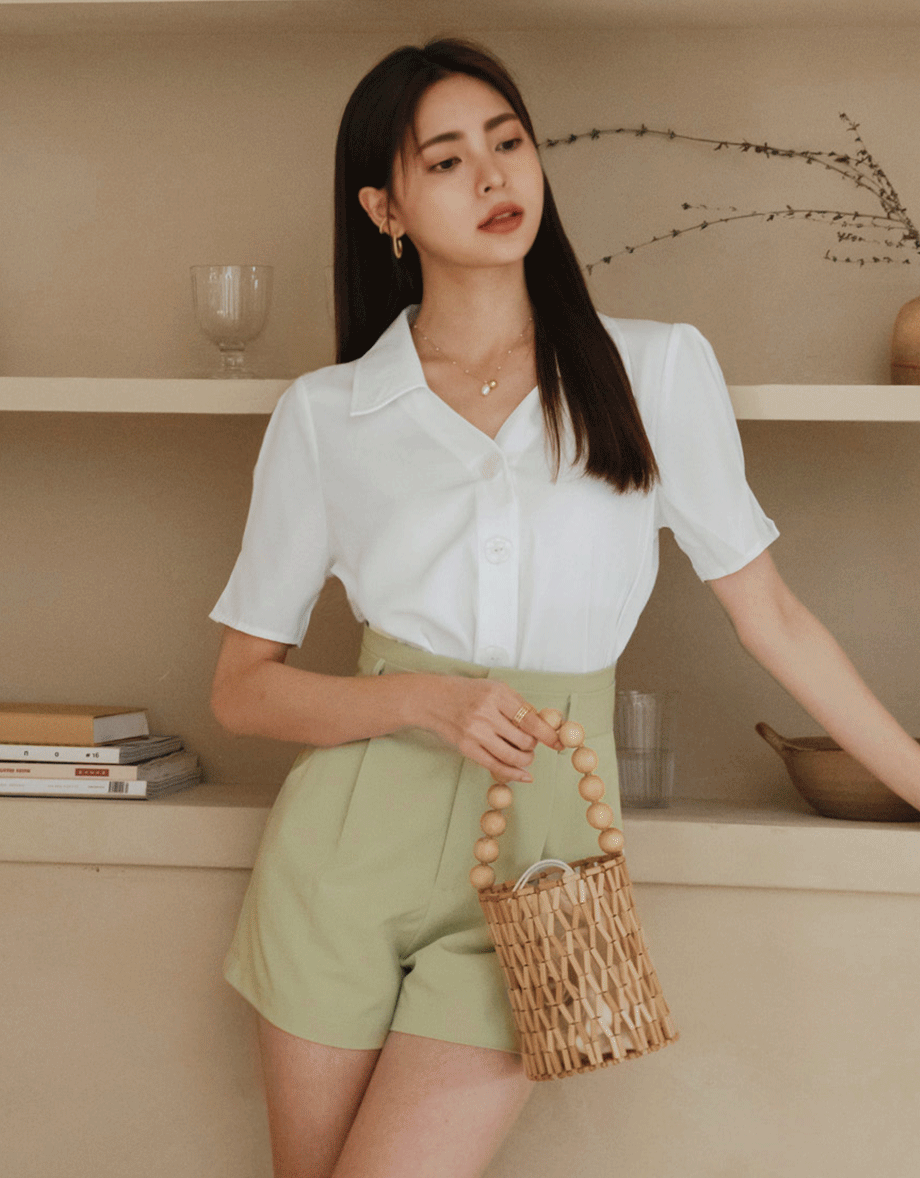 Sleeve Pleated Details Under The Shrunken Waist Shirt